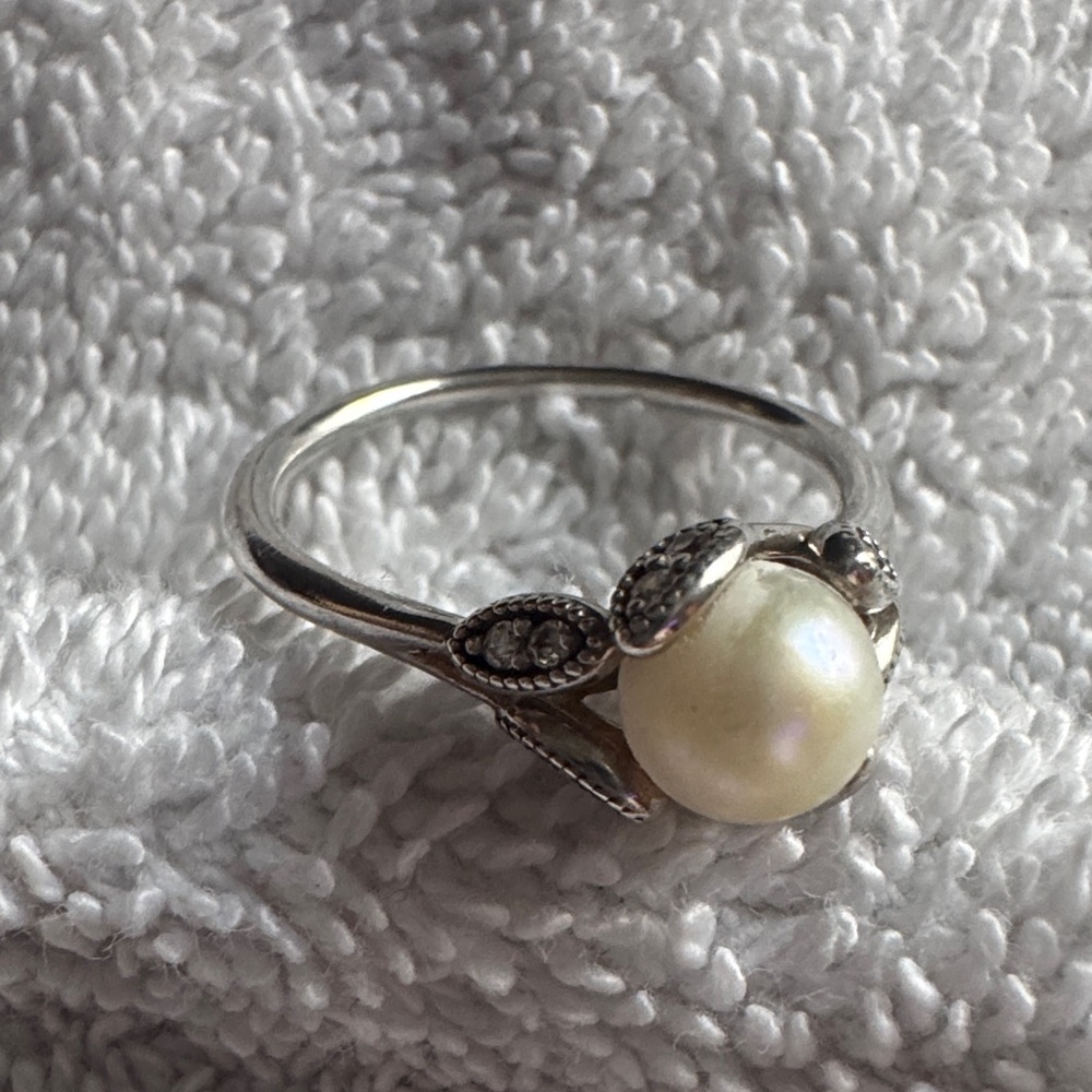 PANDORA Ring Luminous, White Pearl 190967P48 - SIZE 8